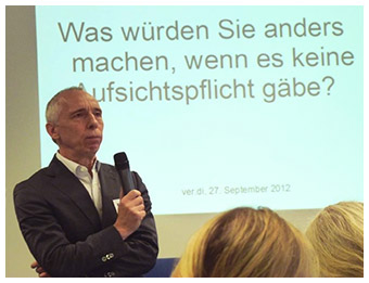 Roger Prott bei einem Seminarvortrag